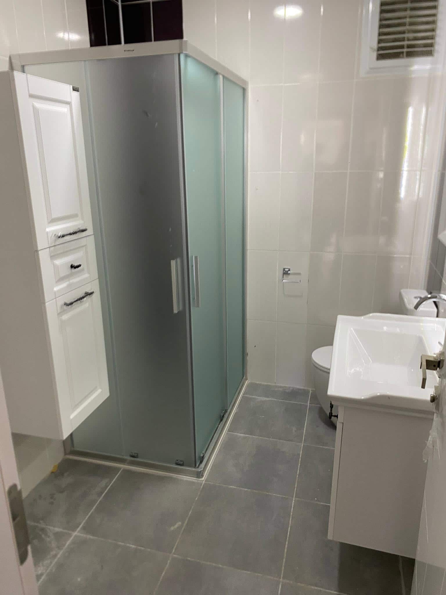 Buzlu cam dusakabinli banyo | Finike Su Tesisatçısı | Antalya Su Tesisat