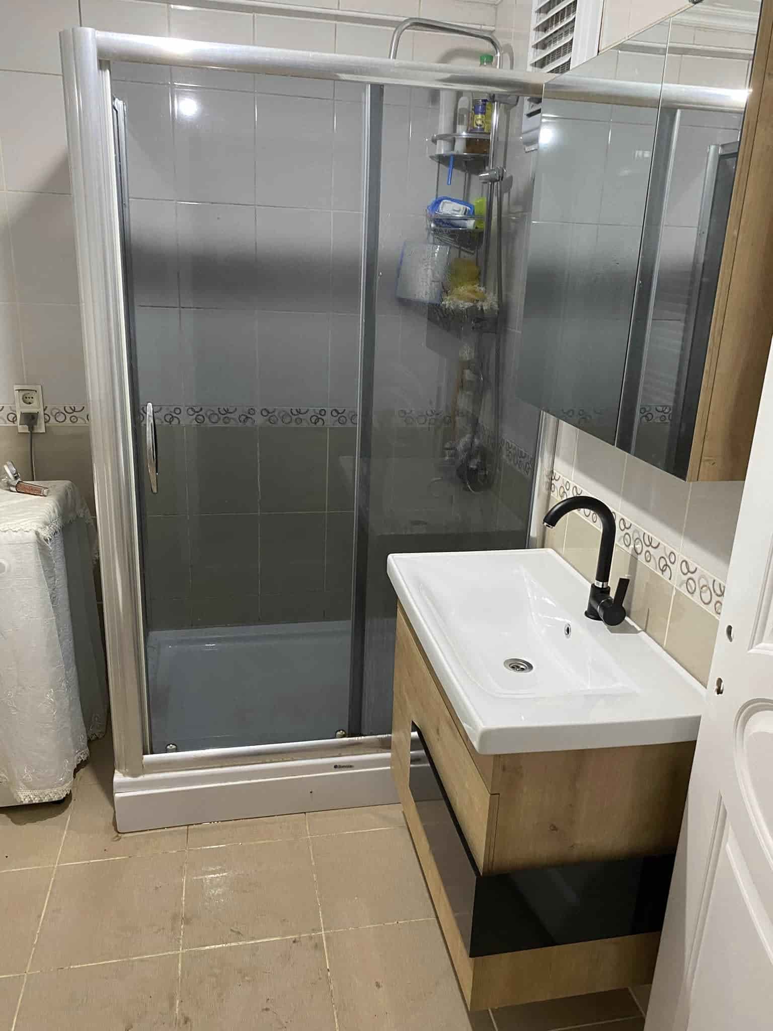 Dar banyoda dusakabin ve lavabo | Korkuteli Su Tesisatçısı | Antalya Su Tesisat