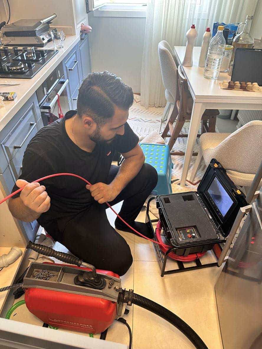 Gider acma makinesi kullanan usta | Pimaş Yıkama | Antalya Su Tesisat
