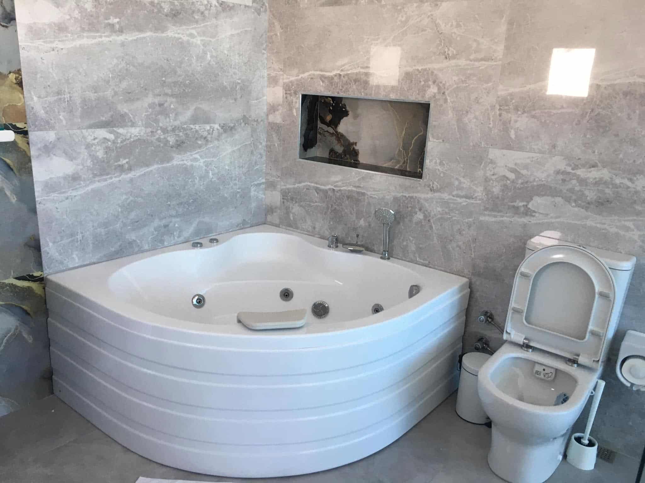 Jakuzili kuvet ve klozetli banyo | Finike Su Tesisatçısı | Antalya Su Tesisat