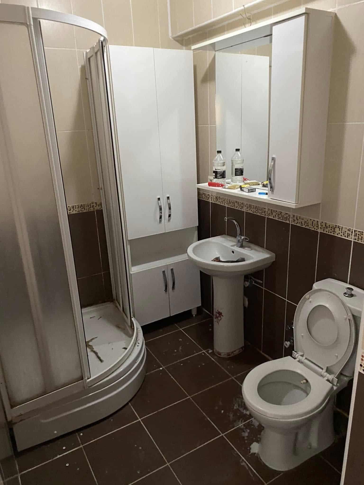 Kuvet ve klozetli kahverengi banyo | Antalya Su Tesisat