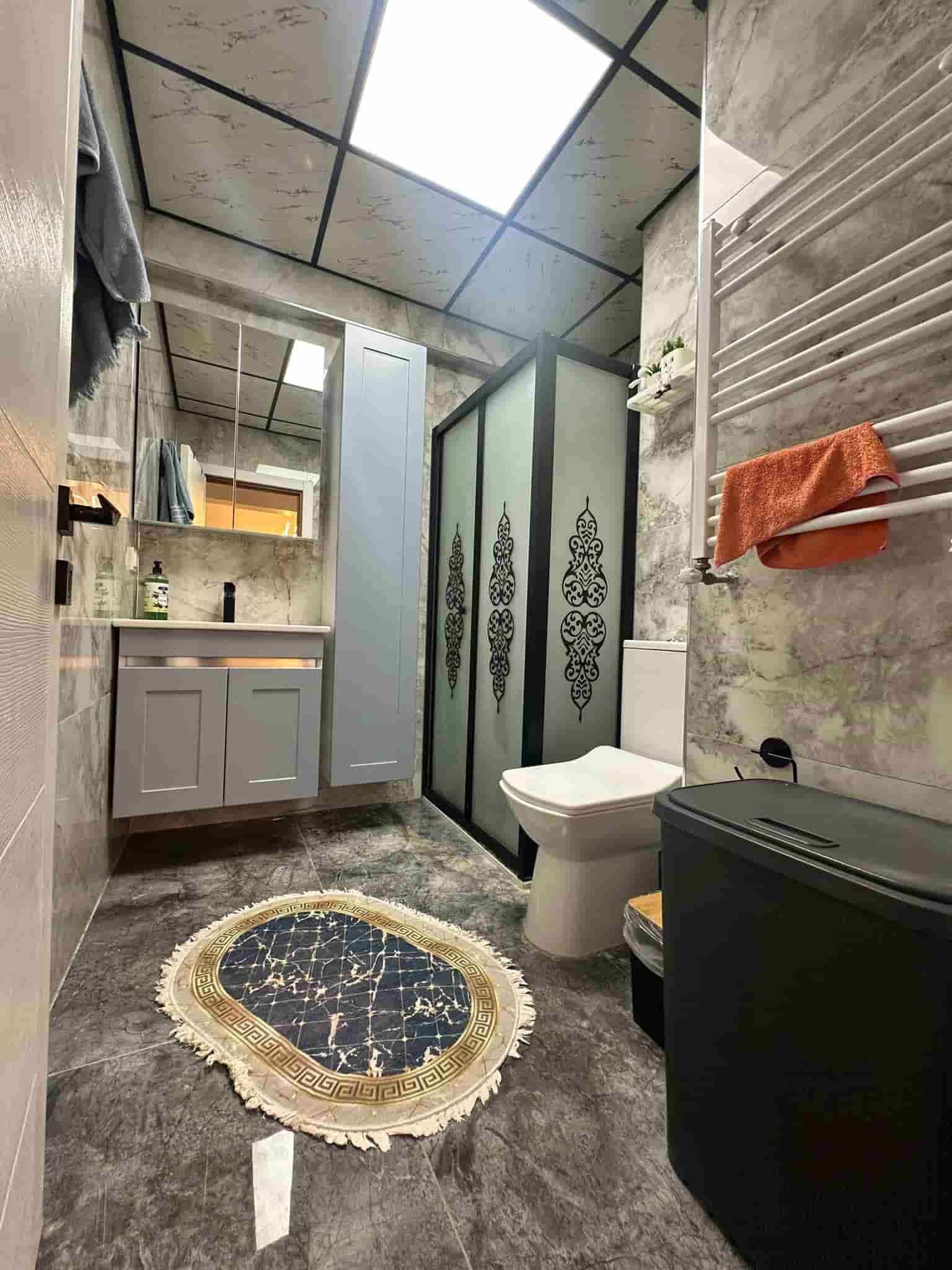 Modern banyo lavabosu ve zemin gideri | Antalya Su Tesisat