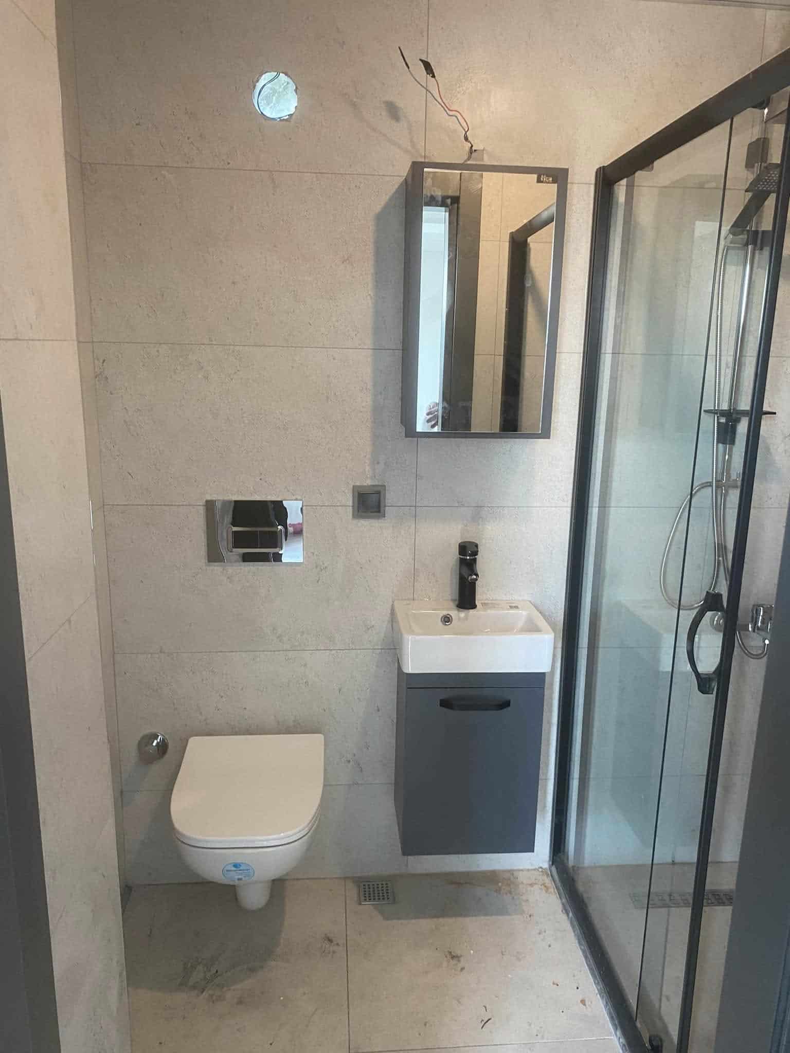 Modern banyoda lavabo dolabi ve asma klozet | Lavabo Tıkanınca Ne Yapılmalı? | Antalya Su Tesisat